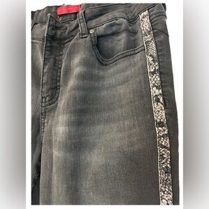 JLO Jeans. Distressed skinny jeans with side snake print accent. Women’s 10